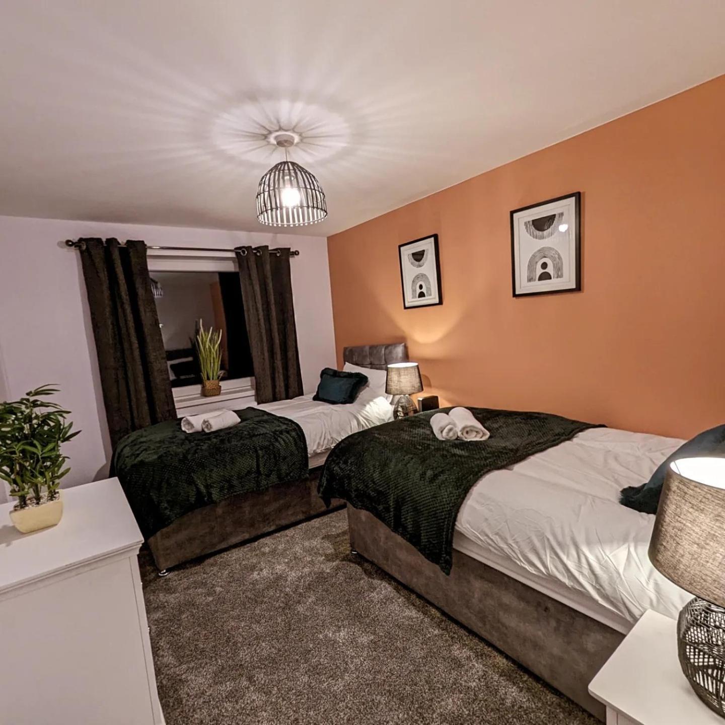 6 Guests * 4 Bedroom * Free Wi-Fi *Хънтингдън Екстериор снимка