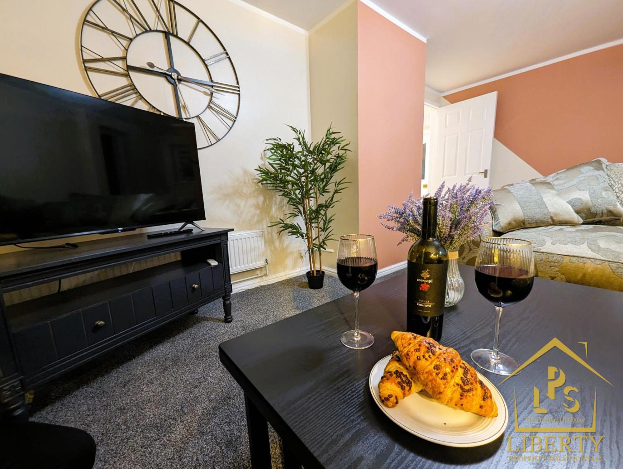 6 Guests * 4 Bedroom * Free Wi-Fi *Хънтингдън Екстериор снимка