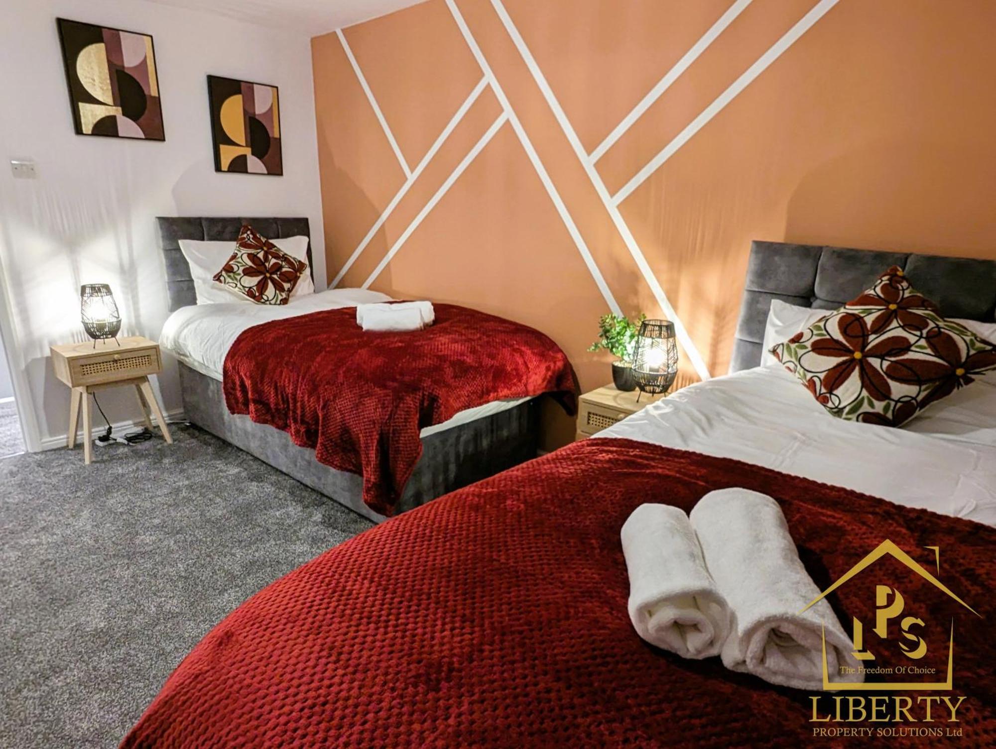 6 Guests * 4 Bedroom * Free Wi-Fi *Хънтингдън Екстериор снимка