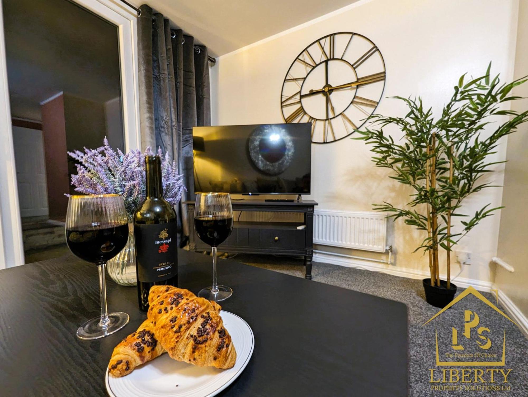 6 Guests * 4 Bedroom * Free Wi-Fi *Хънтингдън Екстериор снимка