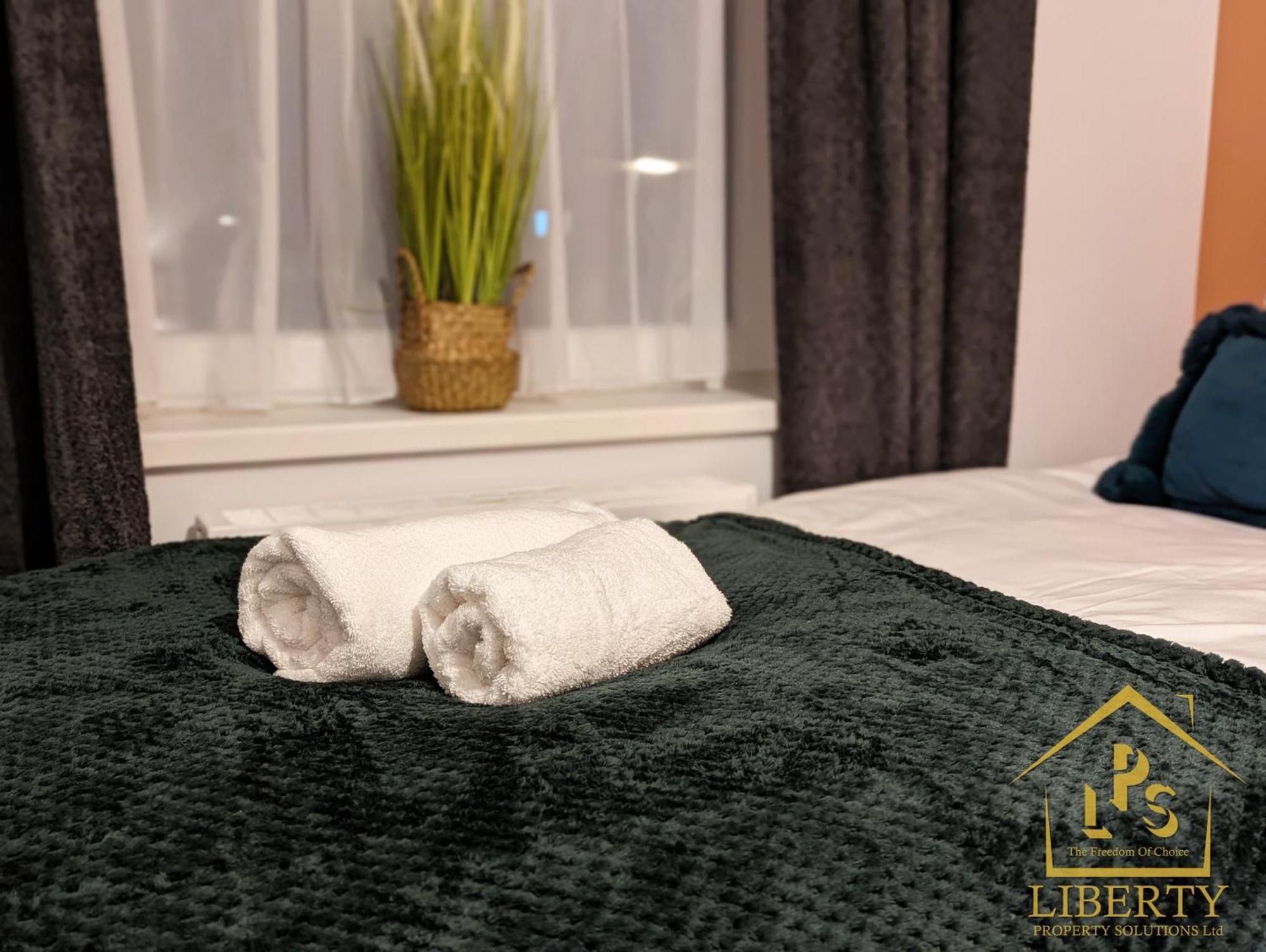 6 Guests * 4 Bedroom * Free Wi-Fi *Хънтингдън Екстериор снимка