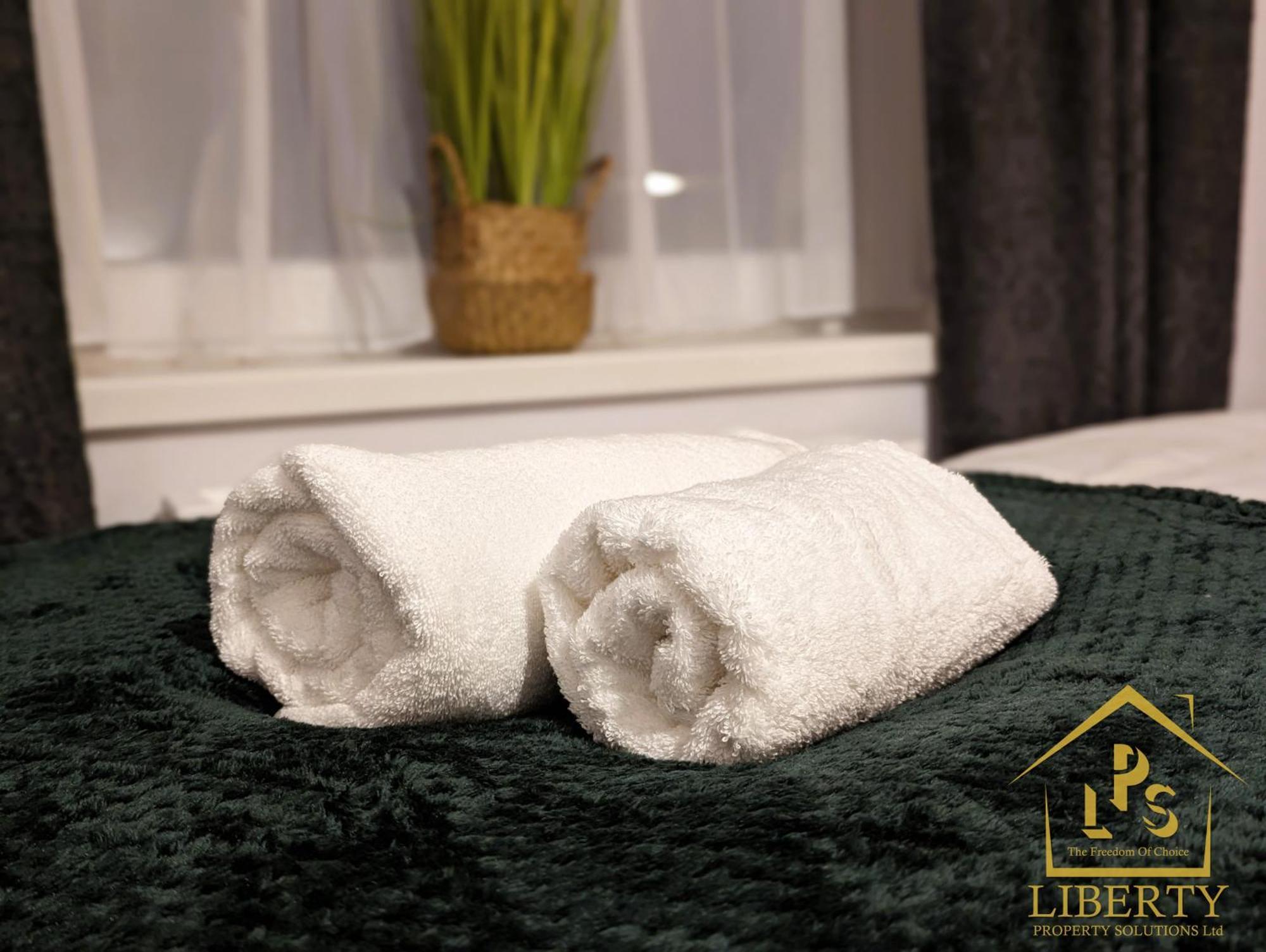 6 Guests * 4 Bedroom * Free Wi-Fi *Хънтингдън Екстериор снимка