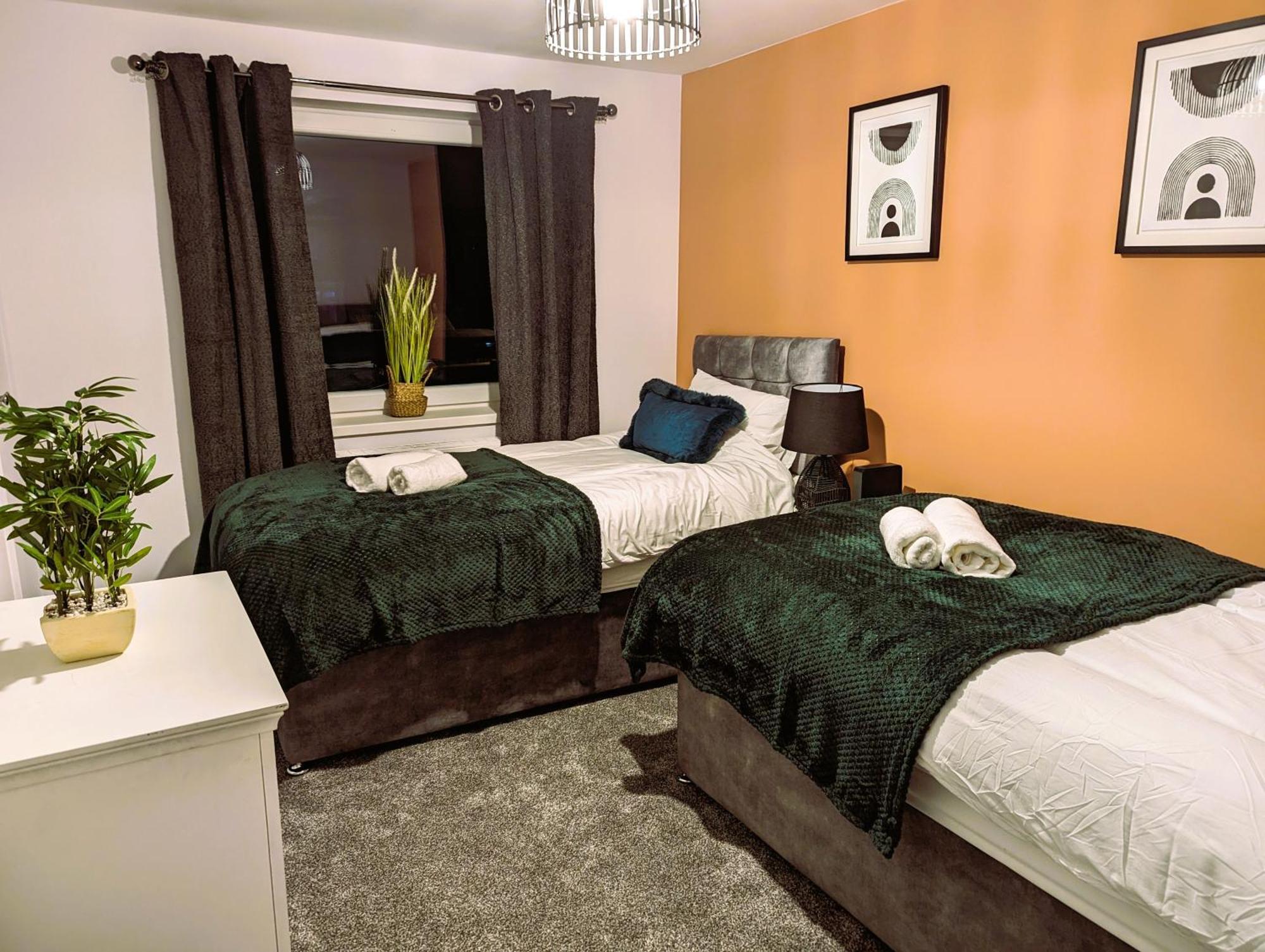 6 Guests * 4 Bedroom * Free Wi-Fi *Хънтингдън Екстериор снимка