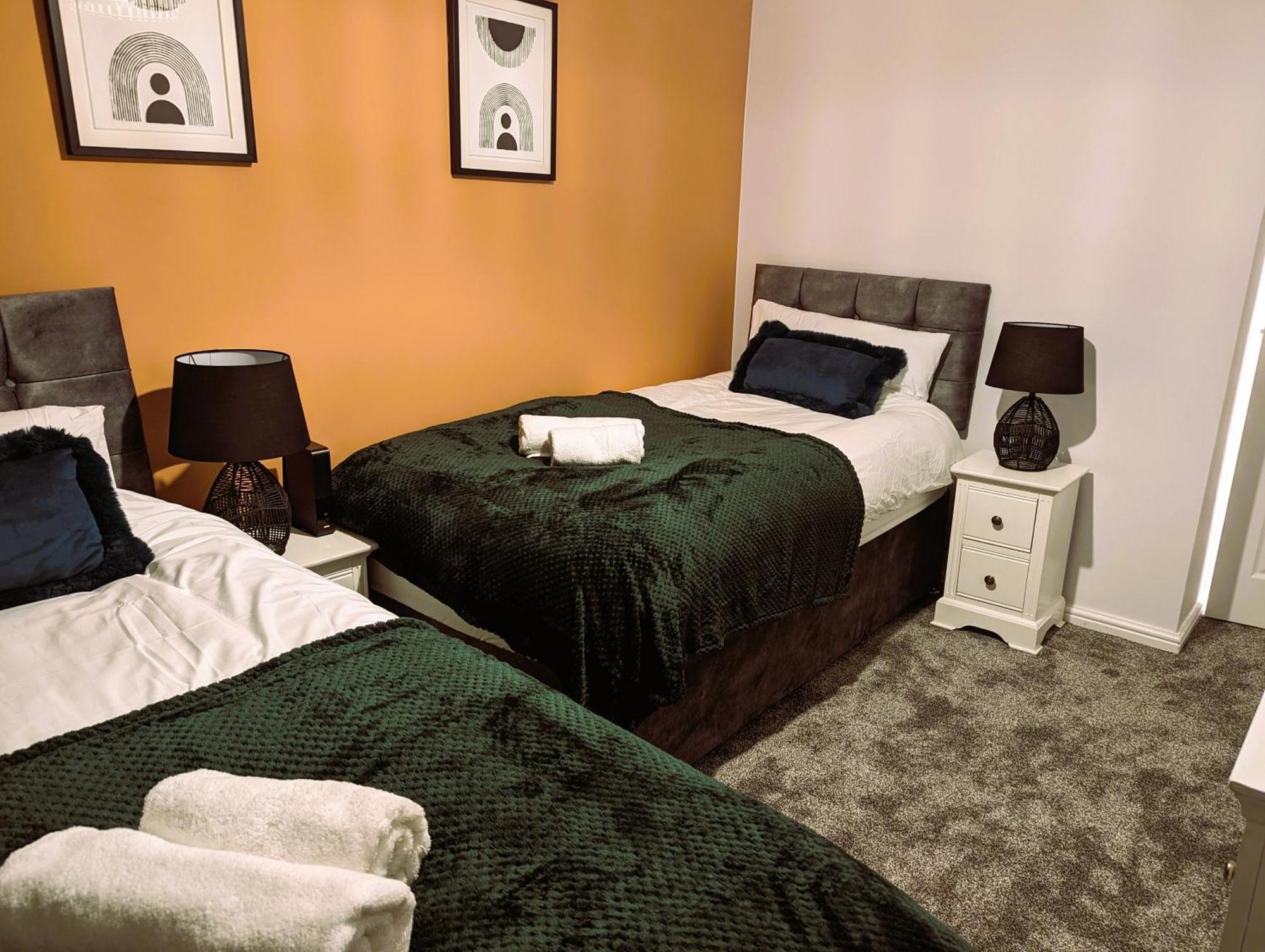 6 Guests * 4 Bedroom * Free Wi-Fi *Хънтингдън Екстериор снимка